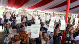 Warga menunjukkan sertipikat tanah yang telah diterima melalui program Pendaftaran Tanah Sistematis Lengkap (PTSL) dalam kegiatan penyerahan sertipikat oleh Kementerian Agraria dan Tata Ruang/Badan Pertanahan Nasional (ATR/BPN). FOTO: istimewa