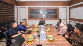 Wakil Menteri Agraria dan Tata Ruang/Wakil Kepala Badan Pertanahan Nasional (Wamen ATR/Waka BPN), Ossy Dermawan (tengah), saat memberikan arahan kepada jajaran Kantor Pertanahan Kota Medan dalam kunjungan kerja di Provinsi Sumatera Utara, Sabtu (17/01/26). FOTO: istimewa