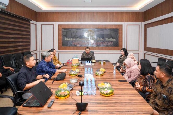 
					Wakil Menteri Agraria dan Tata Ruang/Wakil Kepala Badan Pertanahan Nasional (Wamen ATR/Waka BPN), Ossy Dermawan (tengah), saat memberikan arahan kepada jajaran Kantor Pertanahan Kota Medan dalam kunjungan kerja di Provinsi Sumatera Utara, Sabtu (17/01/26). FOTO: istimewa