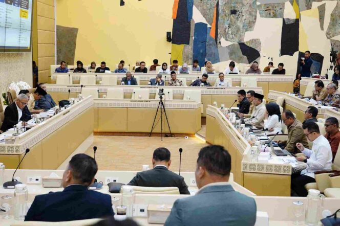 
					Rapat Kerja dan Rapat Dengar Pendapat Komisi II DPR RI bersama Kementerian Agraria dan Tata Ruang/Badan Pertanahan Nasional (ATR/BPN) di Gedung Nusantara DPR RI, Jakarta. FOTO: istimewa