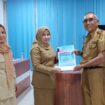 Kepala Dinas Perpustakaan dan Kearsipan Provinsi Sulawesi Tengah, Siti Rachmi Amir Singi, menerima dokumen Rencana Strategis (Renstra) Dispusaka Sulteng dari Pelaksana Tugas (Plt.) Kepala Dinas Muh. Idham Khalid usai serah terima jabatan di Ruang Sekretariat Dispusaka Sulteng, Palu, Senin (05/01/26). FOTO: istimewa