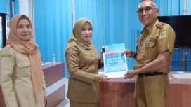 Kepala Dinas Perpustakaan dan Kearsipan Provinsi Sulawesi Tengah, Siti Rachmi Amir Singi, menerima dokumen Rencana Strategis (Renstra) Dispusaka Sulteng dari Pelaksana Tugas (Plt.) Kepala Dinas Muh. Idham Khalid usai serah terima jabatan di Ruang Sekretariat Dispusaka Sulteng, Palu, Senin (05/01/26). FOTO: istimewa