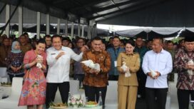 Wakil Menteri Agraria dan Tata Ruang/Wakil Kepala BPN bersama sejumlah menteri, pimpinan lembaga, dan kepala daerah melepas burung merpati sebagai simbol komitmen membangun desa secara inklusif dan berkelanjutan pada Peringatan Hari Desa Nasional Tahun 2026 di Lapangan Desa Butuh, Kabupaten Boyolali, Kamis (15/01/26). FOTO: istimewa
