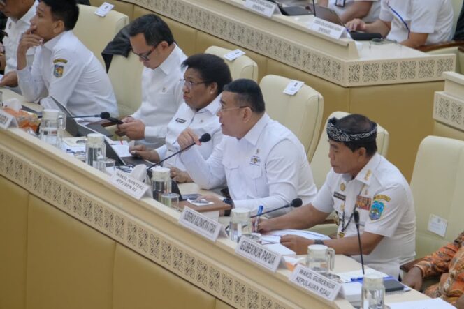 
					Wakil Menteri ATR/BPN bersama jajaran pemerintah pusat dan daerah mengikuti Rapat Kerja dan Rapat Dengar Pendapat Panitia Kerja Perbatasan Wilayah Negara Komisi II DPR RI di Kompleks Parlemen, Jakarta, Rabu (21/01/26). FOTO: istimewa