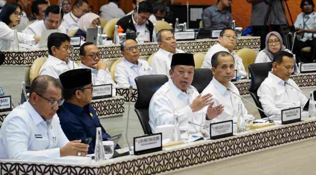 Menteri Agraria dan Tata Ruang/Kepala BPN menyampaikan paparan dalam rapat kerja bersama Tim Panitia Khusus DPR RI terkait penyelesaian konflik agraria di Jakarta. FOTO: istimewa