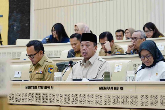 
					Menteri Agraria dan Tata Ruang/Kepala BPN RI, Nusron Wahid, menyampaikan paparan dalam Rapat Kerja dan Rapat Dengar Pendapat bersama Komisi II DPR RI di Gedung DPR RI, Jakarta, Senin (19/01/26). FOTO:istimewa