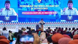 Presiden Republik Indonesia Prabowo Subianto menyampaikan sambutan saat meresmikan 166 Sekolah Rakyat di 34 provinsi yang dipusatkan di Sekolah Rakyat Terpadu (SRT) 9 Banjarbaru, Kalimantan Selatan, Senin (12/01/26). FOTO: istimewa
