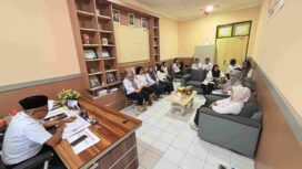 Kepala Bidang P3KM Dispusaka Provinsi Sulawesi Tengah memimpin rapat kerja bersama pejabat fungsional dan staf Bidang P3KM di Ruang Kabid P3KM, Palu, Rabu (07/01/26). FOTO: istimewa