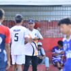 Pelatih Kiper Garda FC, Yuyun, memberikan arahan kepada pemain saat seleksi terbuka Garda Justitia Sulawesi Tengah FC di Lapangan Telkom, Kota Palu, sebagai persiapan menghadapi Liga 4 Zona Sulawesi Tengah 2026. FOTO: CLG