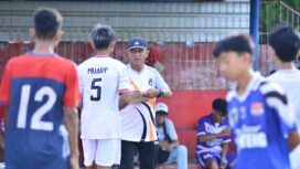 Pelatih Kiper Garda FC, Yuyun, memberikan arahan kepada pemain saat seleksi terbuka Garda Justitia Sulawesi Tengah FC di Lapangan Telkom, Kota Palu, sebagai persiapan menghadapi Liga 4 Zona Sulawesi Tengah 2026. FOTO: CLG