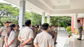 Kepala Kantor Pertanahan Kabupaten Donggala, Rusli M. Mau, S.Si.T., M.A.P., saat memimpin apel pagi perdana tahun 2026 yang diikuti seluruh jajaran pegawai di halaman Kantor Pertanahan Kabupaten Donggala, Senin (05/01/26). FOTO: istimewa