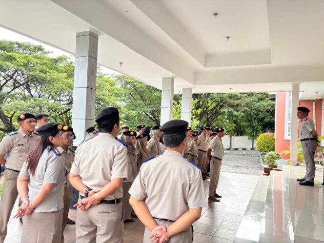 
					Kepala Kantor Pertanahan Kabupaten Donggala, Rusli M. Mau, S.Si.T., M.A.P., saat memimpin apel pagi perdana tahun 2026 yang diikuti seluruh jajaran pegawai di halaman Kantor Pertanahan Kabupaten Donggala, Senin (05/01/26). FOTO: istimewa