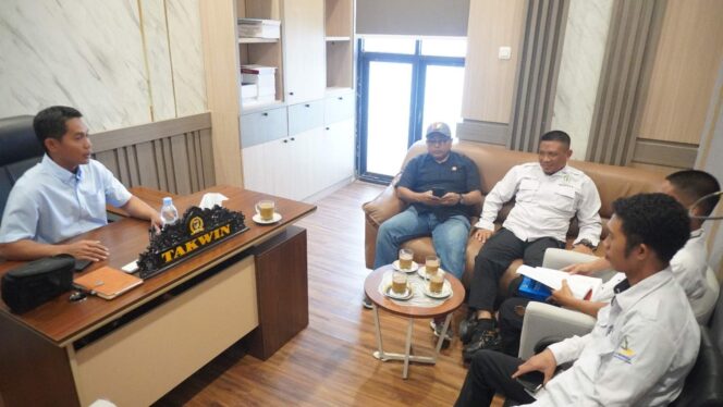 
					Wakil Ketua Fraksi PKS DPRD Sulawesi Tengah, Takwin, menerima silaturahmi dan audiensi personel Kepanduan PKS Sulawesi Tengah yang dipimpin Kabid Kepanduan dan Bela Negara (BKBN) DPW PKS Sulteng, Iwan Rifai, bersama Sekretaris MPW PKS Sulteng, Ahmad Aco, di ruang kerja DPRD Sulawesi Tengah, Rabu (21/01/26). FOTO: hnf