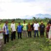 Warga Desa Soso bersama perwakilan perusahaan dan petugas pertanahan berdialog di lokasi lahan pascarealisasi redistribusi tanah dalam Program Reforma Agraria di Kabupaten Blitar. FOTO: istimewa