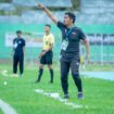 Pelatih kepala Persipal Palu, Andika Mulia Pramono, memberikan instruksi kepada pemain dari sisi lapangan saat timnya menghadapi Persiku Kudus pada lanjutan Championship Wilayah Timur musim 2025/2026 di Stadion Gawalise Palu, Senin (12/01//26). FOTO: netiz.id (akib)