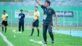 Pelatih kepala Persipal Palu, Andika Mulia Pramono, memberikan instruksi kepada pemain dari sisi lapangan saat timnya menghadapi Persiku Kudus pada lanjutan Championship Wilayah Timur musim 2025/2026 di Stadion Gawalise Palu, Senin (12/01//26). FOTO: netiz.id (akib)