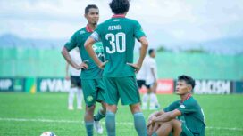 Pemain Persipal Palu tampak berdiskusi di tengah lapangan saat laga melawan Persiku Kudus di Pegadaian Championship. FOTO: netiz.id (akib)