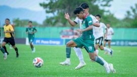 Pemain Persipal Palu berusaha mengontrol bola di bawah tekanan pemain Persiku Kudus dalam lanjutan Championship Wilayah Timur musim 2025/2026 di Stadion Gawalise Palu, Senin (12/01/26). FOTO: netiz.id (akib)