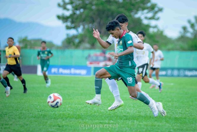 
					Pemain Persipal Palu berusaha mengontrol bola di bawah tekanan pemain Persiku Kudus dalam lanjutan Championship Wilayah Timur musim 2025/2026 di Stadion Gawalise Palu, Senin (12/01/26). FOTO: netiz.id (akib)