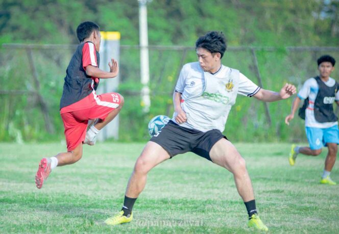 
					Sejumlah pemain mengikuti seleksi tahap kedua Celebest FC di Lapangan PS Kilat, Kelurahan Silae, Kota Palu, Rabu (16/01/26). FOTO: netiz.id (akib)