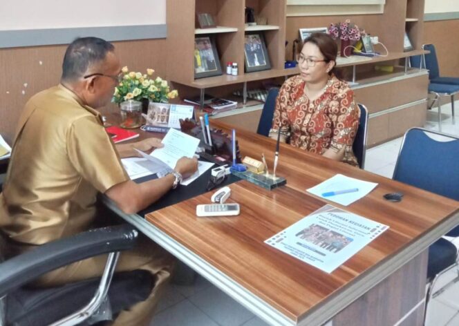 
					Pihak SMA Kristen Bala Keselamatan Palu saat melakukan pertemuan dan koordinasi dengan Dinas Perpustakaan dan Kearsipan Provinsi Sulawesi Tengah. FOTO: istimewa
