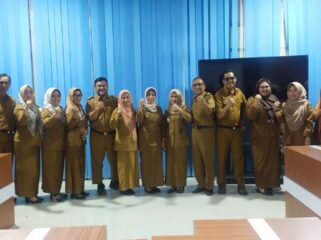 Jajaran Dispusaka Sulteng berfoto bersama usai kegiatan Serah Terima Jabatan Pejabat Pelaksana dan Administrator di Palu, Senin (19/01/26). FOTO: istimewa