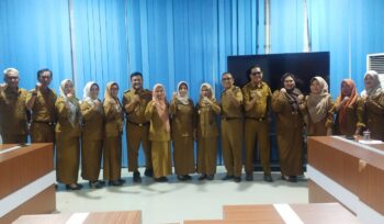 Jajaran Dispusaka Sulteng berfoto bersama usai kegiatan Serah Terima Jabatan Pejabat Pelaksana dan Administrator di Palu, Senin (19/01/26). FOTO: istimewa