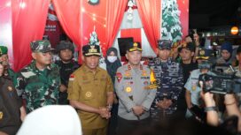 Gubernur Sulawesi Tengah Anwar Hafid bersama Kapolda Sulawesi Tengah Irjen Pol. Endi Sutendi didampingi unsur Forkopimda memberikan keterangan kepada media saat meninjau pelaksanaan Operasi Lilin di Kota Palu, Rabu (31/12/25). FOTO: istimewa