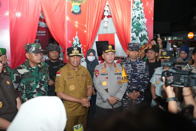 
					Gubernur Sulawesi Tengah Anwar Hafid bersama Kapolda Sulawesi Tengah Irjen Pol. Endi Sutendi didampingi unsur Forkopimda memberikan keterangan kepada media saat meninjau pelaksanaan Operasi Lilin di Kota Palu, Rabu (31/12/25). FOTO: istimewa