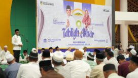 Gubernur Sulawesi Tengah Dr. H. Anwar Hafid bersama Wakil Gubernur dr. Reny A. Lamadjido menghadiri Tabligh Akbar dan zikir bersama masyarakat di Masjid Raya Baitul Khairaat Palu, Rabu malam (31/12/25). FOTO: istimewa