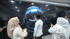 Gubernur Sulawesi Tengah Anwar Hafid didampingi Wakil Gubernur dr. Reny A. Lamadjido melakukan launching Command Center layanan publik digital BERANI Samporoa melalui layar sentuh di Kantor Gubernur Sulawesi Tengah, Palu, Rabu malam (31/12/25). FOTO: istimewa