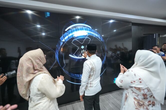
					Gubernur Sulawesi Tengah Anwar Hafid didampingi Wakil Gubernur dr. Reny A. Lamadjido melakukan launching Command Center layanan publik digital BERANI Samporoa melalui layar sentuh di Kantor Gubernur Sulawesi Tengah, Palu, Rabu malam (31/12/25). FOTO: istimewa