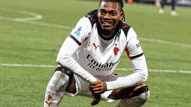 Penyerang AC Milan, Rafael Leao melakukan selebrasi usai mencetak gol kemenangan timnya ke gawang Cagliari pada laga Serie A Italia pekan ke-17 di Stadion Unipol Domus, Sabtu (03/01/25). FOTO: (IG) acmilan