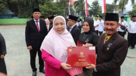 Ketua Fraksi PKS DPRD Sulawesi Tengah, Hj. Wiwik Jumatul Rofi’ah, mendampingi Wakil Gubernur Sulawesi Tengah saat menyerahkan penghargaan Satya Lencana kepada aparatur Kementerian Agama pada Puncak Upacara Hari Amal Bakti (HAB) Kemenag di Palu, Sabtu (03/01/26). FOTO: HNF