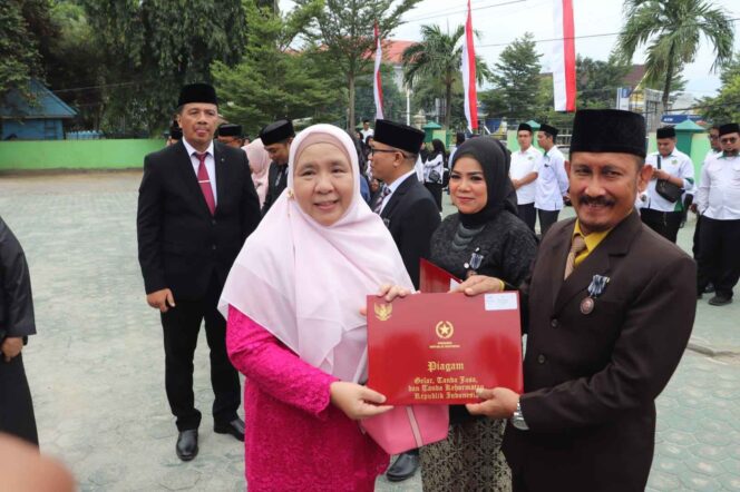 
					Ketua Fraksi PKS DPRD Sulawesi Tengah, Hj. Wiwik Jumatul Rofi’ah, mendampingi Wakil Gubernur Sulawesi Tengah saat menyerahkan penghargaan Satya Lencana kepada aparatur Kementerian Agama pada Puncak Upacara Hari Amal Bakti (HAB) Kemenag di Palu, Sabtu (03/01/26). FOTO: HNF