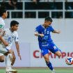Pemain PSIS Semarang berupaya mengontrol bola di bawah tekanan dua pemain Persipal Palu pada laga Pegadaian Championship pekan ke-14 di Stadion Jatidiri, Semarang, Sabtu (03/01/26). FOTO: (IG) psisfcofficial