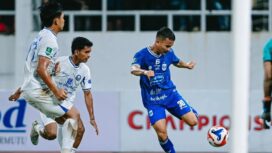 Pemain PSIS Semarang berupaya mengontrol bola di bawah tekanan dua pemain Persipal Palu pada laga Pegadaian Championship pekan ke-14 di Stadion Jatidiri, Semarang, Sabtu (03/01/26). FOTO: (IG) psisfcofficial