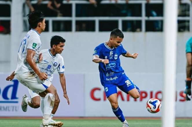
					Pemain PSIS Semarang berupaya mengontrol bola di bawah tekanan dua pemain Persipal Palu pada laga Pegadaian Championship pekan ke-14 di Stadion Jatidiri, Semarang, Sabtu (03/01/26). FOTO: (IG) psisfcofficial