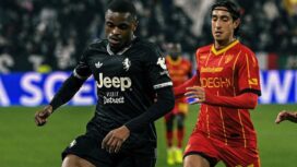 Pemain Juventus berusaha menguasai bola di bawah tekanan pemain Lecce pada laga Serie A Italia pekan ke-18 di Allianz Stadium, Turin, Minggu (04/01/26) dini hari WIB. FOTO: (IG) juventus 