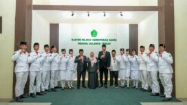 Wakil Gubernur Sulawesi Tengah, dr. Reny A. Lamadjido, berfoto bersama Pasukan Pengibar Bendera (Paskibra) dan jajaran Kementerian Agama usai memimpin Upacara Peringatan Hari Amal Bakti (HAB) ke-80 Kementerian Agama Republik Indonesia di Kantor Wilayah Kemenag Provinsi Sulawesi Tengah, Palu, Sabtu (03/01/26). FOTO: istimewa