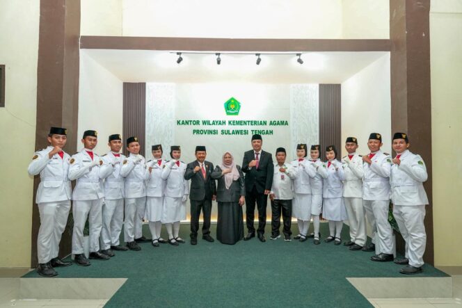 
					Wakil Gubernur Sulawesi Tengah, dr. Reny A. Lamadjido, berfoto bersama Pasukan Pengibar Bendera (Paskibra) dan jajaran Kementerian Agama usai memimpin Upacara Peringatan Hari Amal Bakti (HAB) ke-80 Kementerian Agama Republik Indonesia di Kantor Wilayah Kemenag Provinsi Sulawesi Tengah, Palu, Sabtu (03/01/26). FOTO: istimewa