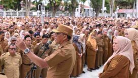 Gubernur Sulawesi Tengah Anwar Hafid menyampaikan amanat saat memimpin Apel Gabungan Aparatur Sipil Negara (ASN) Pemerintah Provinsi Sulawesi Tengah di Lapangan Kantor Gubernur Sulawesi Tengah, Senin pagi (05/01/26). FOTO: istimewa