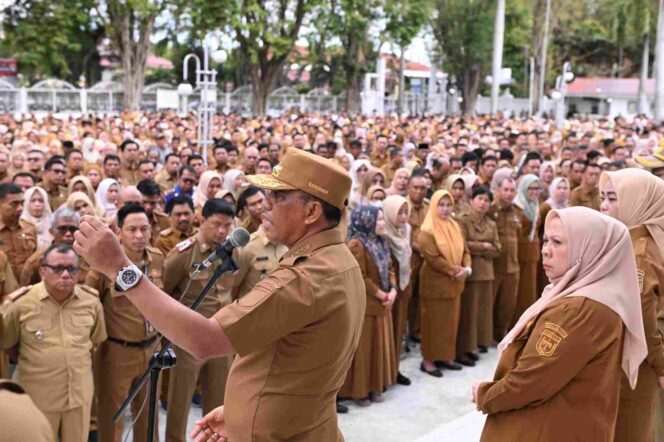 
					Gubernur Sulawesi Tengah Anwar Hafid menyampaikan amanat saat memimpin Apel Gabungan Aparatur Sipil Negara (ASN) Pemerintah Provinsi Sulawesi Tengah di Lapangan Kantor Gubernur Sulawesi Tengah, Senin pagi (05/01/26). FOTO: istimewa