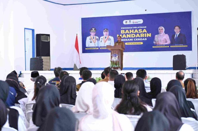 
					Gubernur Sulawesi Tengah Dr. H. Anwar Hafid menyampaikan sambutan sekaligus membuka secara resmi Pelatihan Bahasa Mandarin Program Berani Cerdas di Pusat Pelatihan dan Pendidikan Yayasan Cahaya Ilmu Kreatif, Senin (05/01/26). FOTO: istimewa