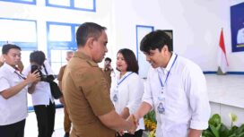 Gubernur Sulawesi Tengah Dr. H. Anwar Hafid berjabat tangan dengan salah satu peserta usai pembukaan Pelatihan Bahasa Mandarin Program Berani Cerdas di Pusat Pelatihan dan Pendidikan Yayasan Cahaya Ilmu Kreatif, Palu, Senin (05/01/26). FOTO: istimewa