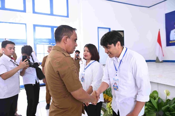 
					Gubernur Sulawesi Tengah Dr. H. Anwar Hafid berjabat tangan dengan salah satu peserta usai pembukaan Pelatihan Bahasa Mandarin Program Berani Cerdas di Pusat Pelatihan dan Pendidikan Yayasan Cahaya Ilmu Kreatif, Palu, Senin (05/01/26). FOTO: istimewa