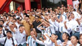 Ketua KONI Sulawesi Tengah bersama jajaran Dinas Pendidikan menyemangati para atlet pelajar dan siswa SMANOR Tadulako Palu saat kunjungan peninjauan fasilitas dan pembinaan olahraga, Selasa (06/01/26). FOTO: istimewa