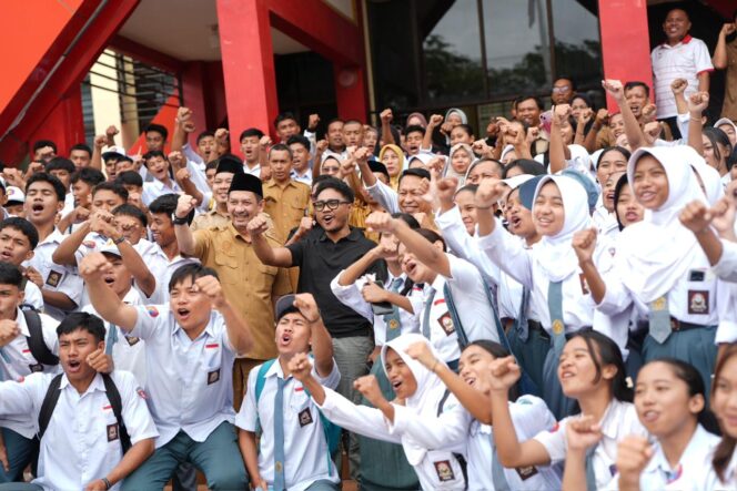 
					Ketua KONI Sulawesi Tengah bersama jajaran Dinas Pendidikan menyemangati para atlet pelajar dan siswa SMANOR Tadulako Palu saat kunjungan peninjauan fasilitas dan pembinaan olahraga, Selasa (06/01/26). FOTO: istimewa
