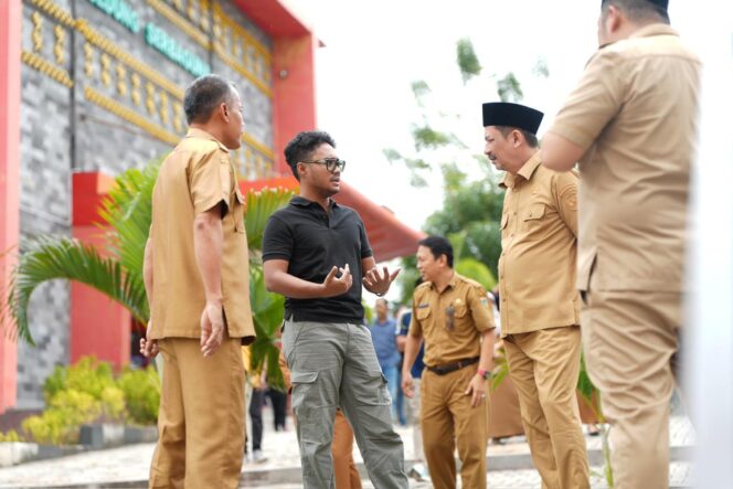 
					Ketua KONI Sulawesi Tengah berdialog dengan jajaran Dinas Pendidikan Provinsi Sulawesi Tengah saat meninjau kondisi Sekolah Menengah Atas Negeri Olahraga (SMANOR) Tadulako Palu, Selasa (06/01/26). FOTO: istimewa