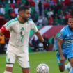 Kapten Aljazair Riyad Mahrez (kiri) mengontrol bola di bawah tekanan pemain Republik Demokratik Kongo pada laga babak 16 besar Piala Afrika 2025/2026 di Stade Prince Moulay Hassan, Rabat, Maroko, Rabu (27/1/2026) tengah malam WIB. FOTO: (IG) lesverts.faf